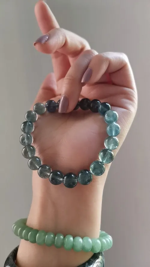 Color comparison of three aventurine varieties under different lighting