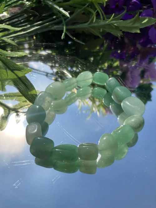 Microscopic view of fuchsite mica inclusions in green aventurine